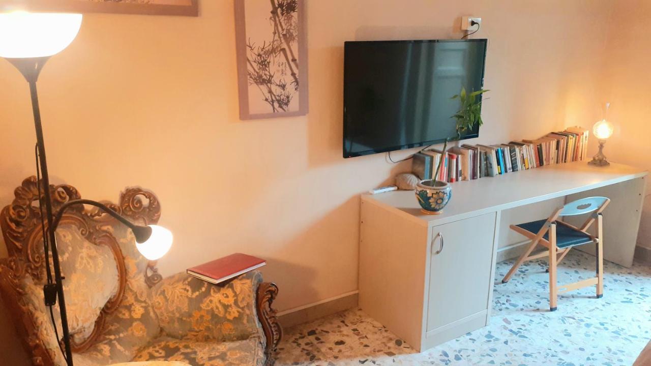 Bed And Books Isabella Bed and Breakfast Catania Exterior foto
